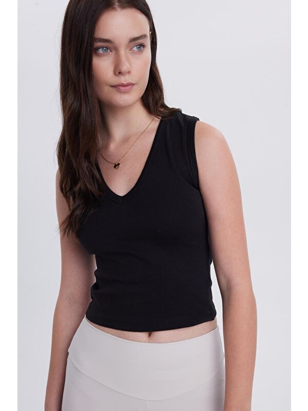 TUDORS Kadın Slim Fit Dar Kesim V Yaka Sıfır Kol Pamuklu Ribanalı Siyah Bluz