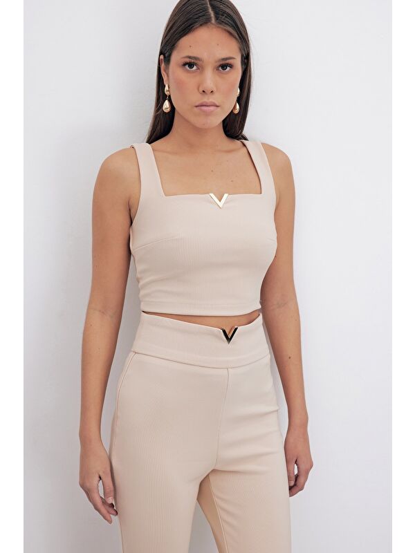 SATEEN Yaka Gold Aksesuarlı Bluz - Bej