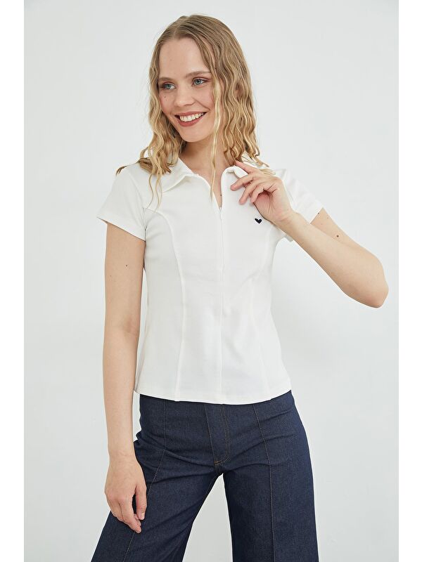 Fullamoda Kalp Nakışlı Yarım Fermuarlı Polo Yaka Slim Fit Tişört