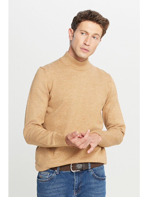 AC&Co / Altınyıldız Classics Erkek Camel Standart Fit Normal Kesim Yarım Balıkçı Yaka Şardonlu Triko Kazak