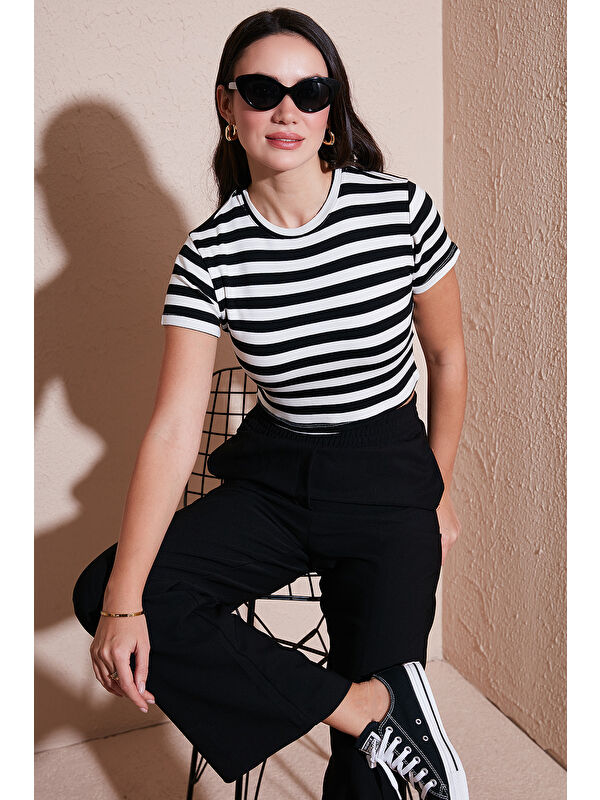 Lela Slim Fit Bisiklet Yaka Çizgili Crop T Shirt 5866110