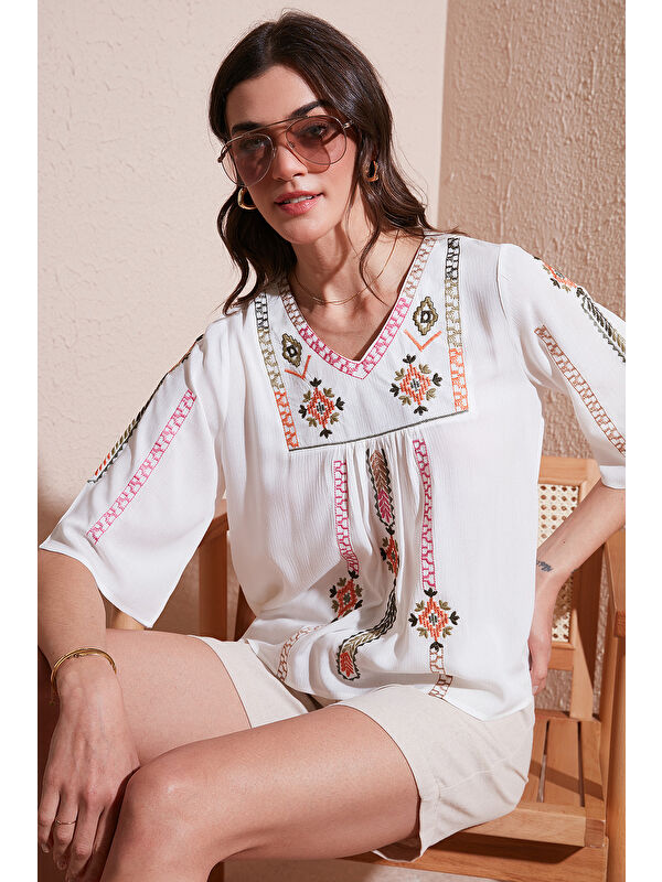 Lela Pamuklu Regular Fit Nakış İşlemeli Kadın Bluz 611Bz0247