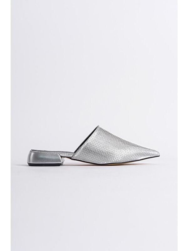 Sivri Burunlu Kısa Topuklu Kapalı Kadın Terlik - Görsel 4