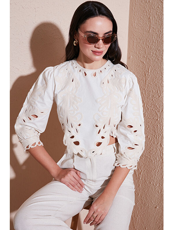 Lela Ajurlu Ve Nakış İşlemeli Pamuklu Slim Fit Bisiklet Yaka Crop Bluz 676215