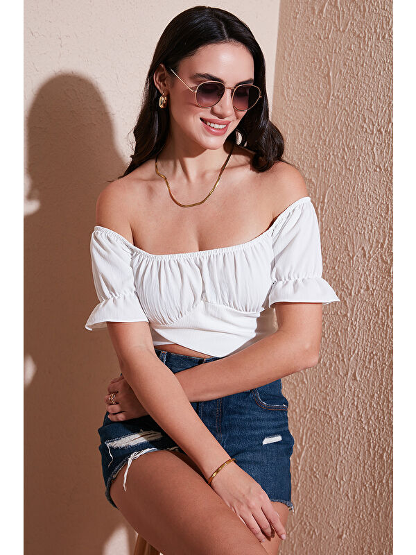 Lela Regular Fit Madonna Yaka Bağlama Detaylı Crop Bluz 6527017