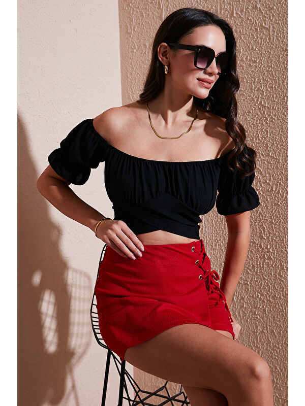 Lela Regular Fit Madonna Yaka Bağlama Detaylı Crop Bluz 6527017
