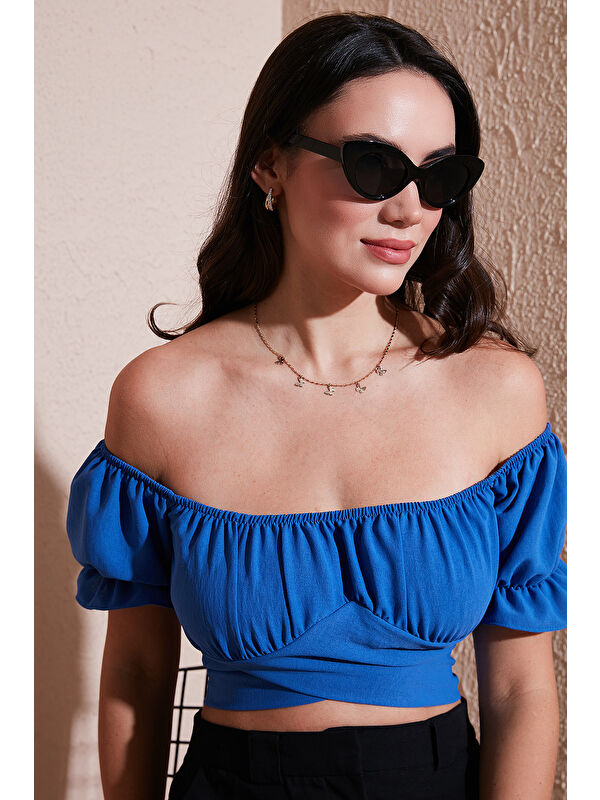 Lela Regular Fit Madonna Yaka Bağlama Detaylı Crop Bluz 6527017