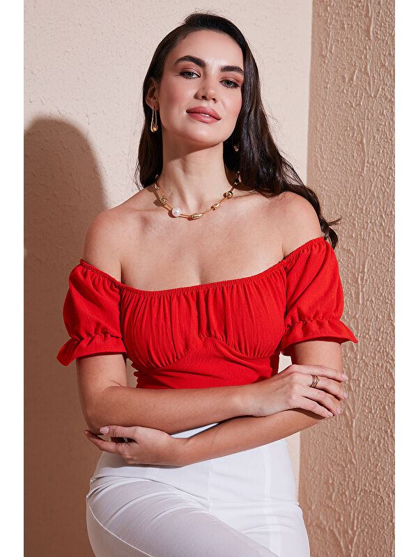 Lela Regular Fit Madonna Yaka Bağlama Detaylı Crop Bluz 6527017
