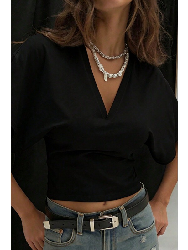 Tarz Cool Kadın Beyaz V Yaka Drape Detaylı Crop Bluz – Rahat Kalıp Günlük Üst