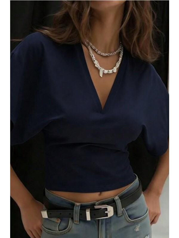 Tarz Cool Kadın Beyaz V Yaka Drape Detaylı Crop Bluz – Rahat Kalıp Günlük Üst