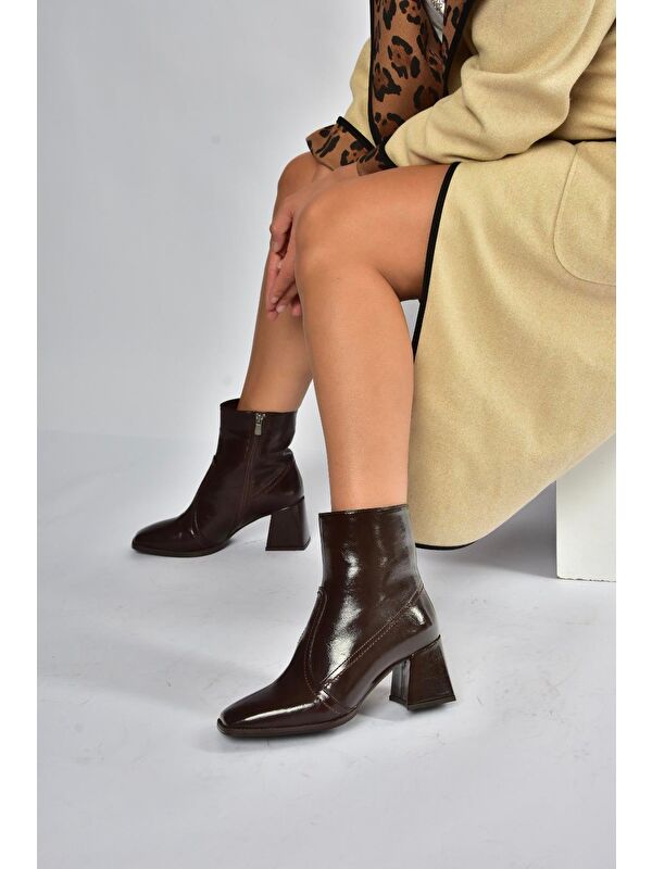 Kahverengi Kadın Bot V848256460 - Görsel 2