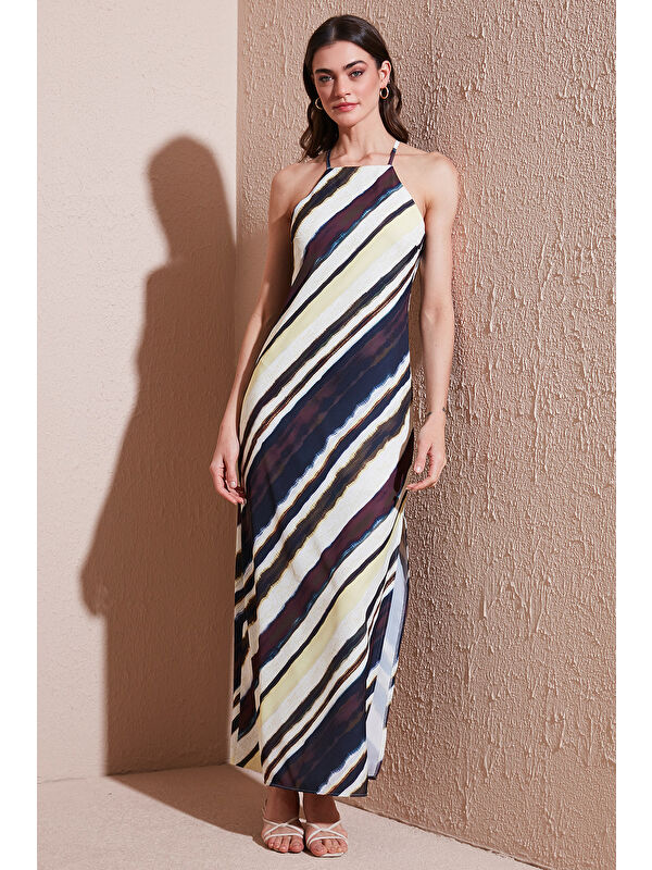 Lela Batik Desenli Relaxed Fit Halter Yaka Yırtmaçlı Uzun Kadın Elbise 67810556