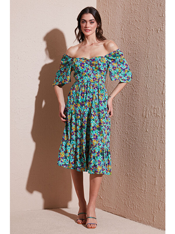 Lela Desenli Oversize Fit Carmen Yaka Büzgü Detaylı Midi Boy Kadın Elbise 67810557