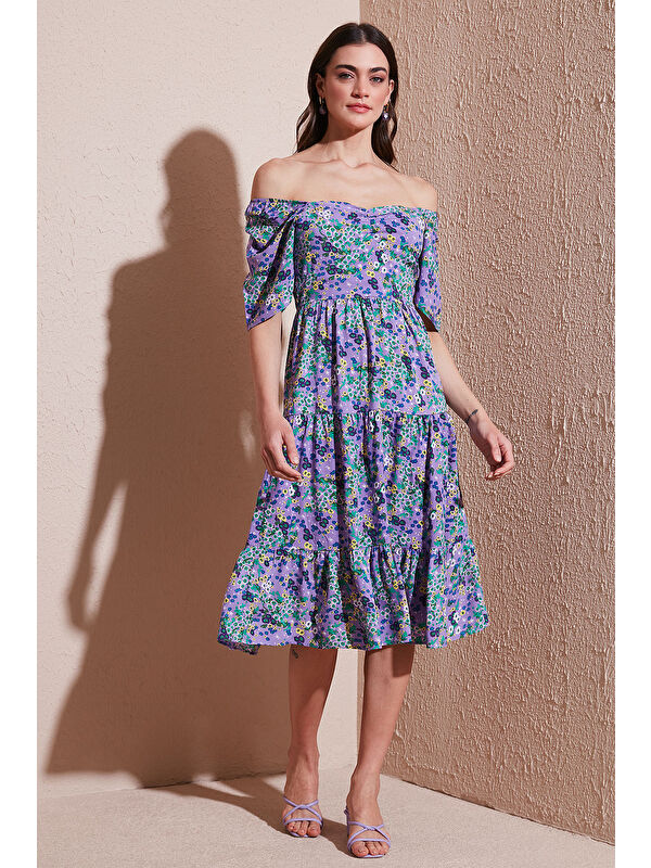 Lela Desenli Oversize Fit Carmen Yaka Büzgü Detaylı Midi Boy Kadın Elbise 6782169