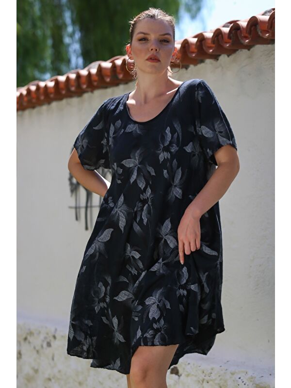 Chiccy İtalyan Siyah Havuz Yaka Kısa Kol Çiçekli Casual Oversize Dokuma Elbise 110 70
