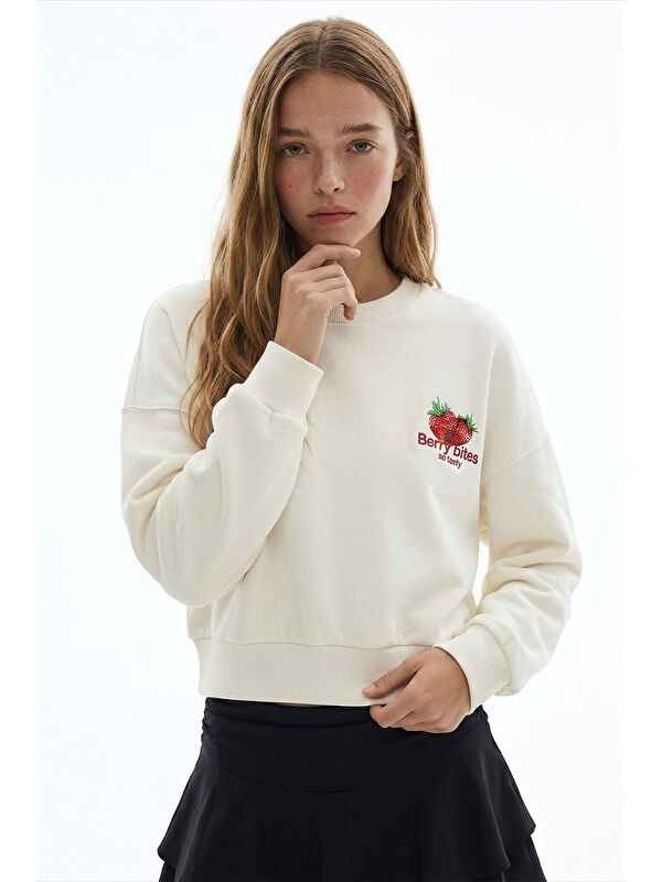 QUZU Çilek Baskılı Crop Sweatshirt Ekru