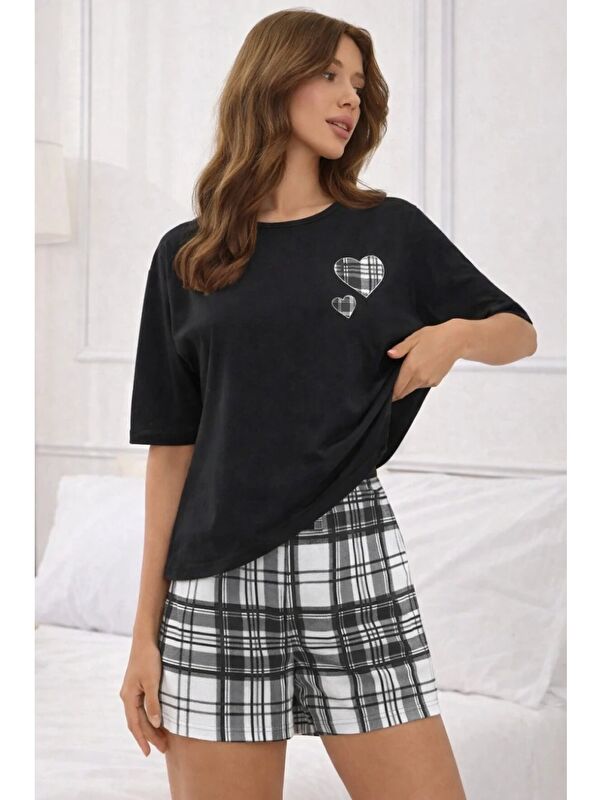 carla10 Kalp Baskılı Siyah Tişörtlü Ekose Şortlu Kadın Pijama Takımı
