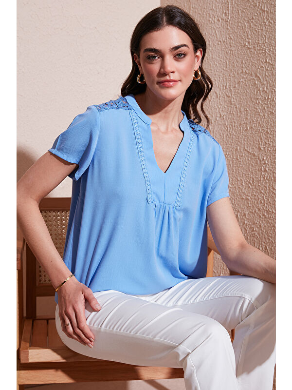 Lela Güpür Detaylı % 100 Pamuk Regular Fit V Yaka Kadın Bluz 611Bz0286