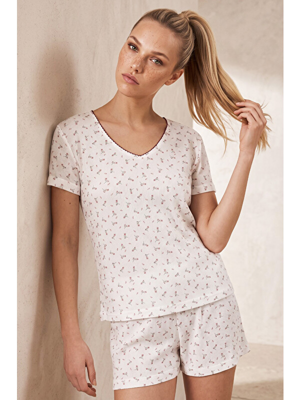 Siyah İnci ekru çiçek desenli Pointelli Örme Şortlu Pijama Takımı 26120270