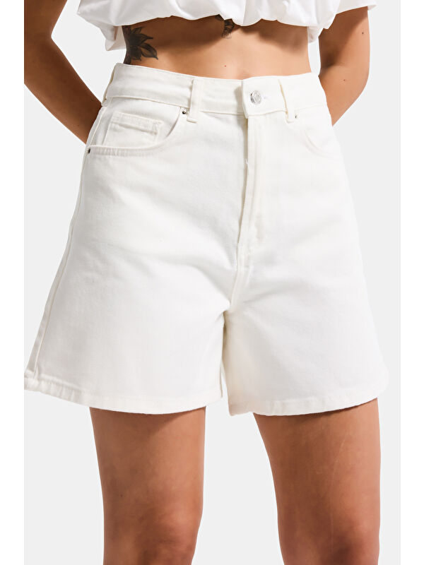 It's Basic Kadın Kırık Beyaz Diana 7s6-101 Mom Fit Midi Boy Denim Şort
