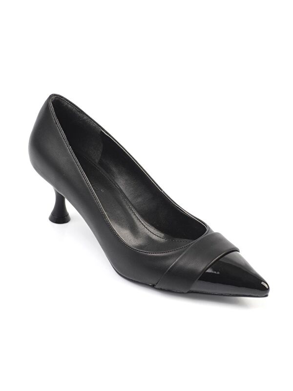 Sivri Burunlu Rugan Detaylı Orta Topuk Kadın Ayakkabı - Görsel 5