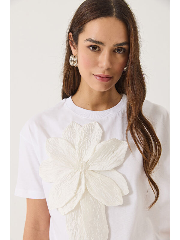 SHADE Kadın Çiçek Aksesuarlı Kısa Kollu Pamuklu T-Shirt