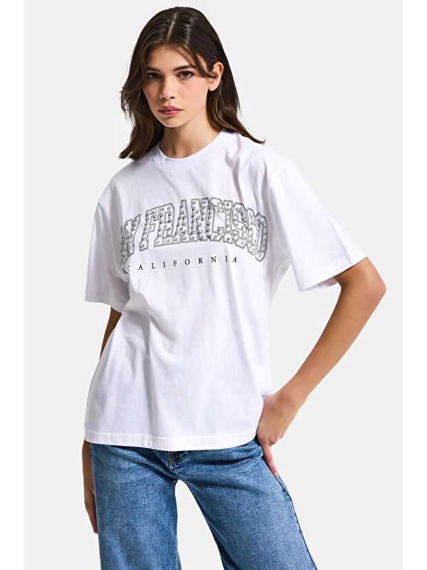 It's Basic Kadın Beyaz s6-2 Oversize Özel Parlak Taşlı Sloganlı Bol Kesim T-shirt