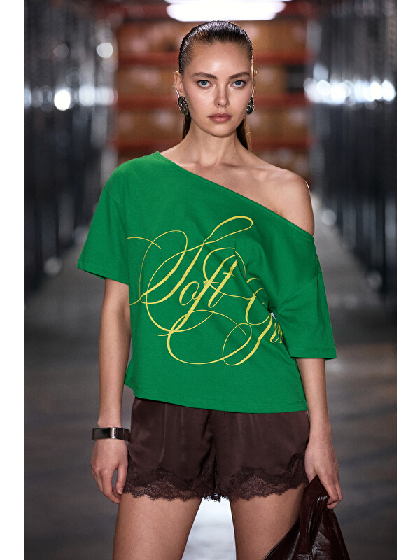 GRIMELANGE QALY Kadın Kayık Yaka Tek Omuz Kısa Kol Ön Ve Arka Baskı Detaylı Relaxed YEŞİL T-Shirt