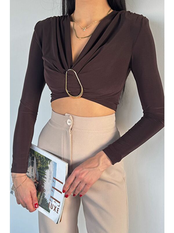 Gülseli Kadın V Yaka Büzgülü Gold Toka Detaylı Crop Top Bluz