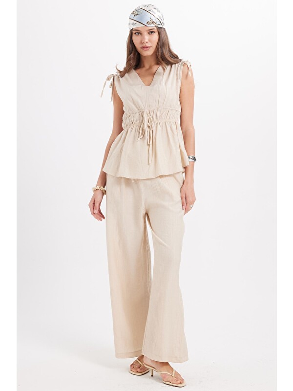 TUDORS Kadın Standart Fit Normal Kesim V Yaka Beli Büzgülü Bağcıklı Bluz Geniş Paça Bej Pantolon Takım