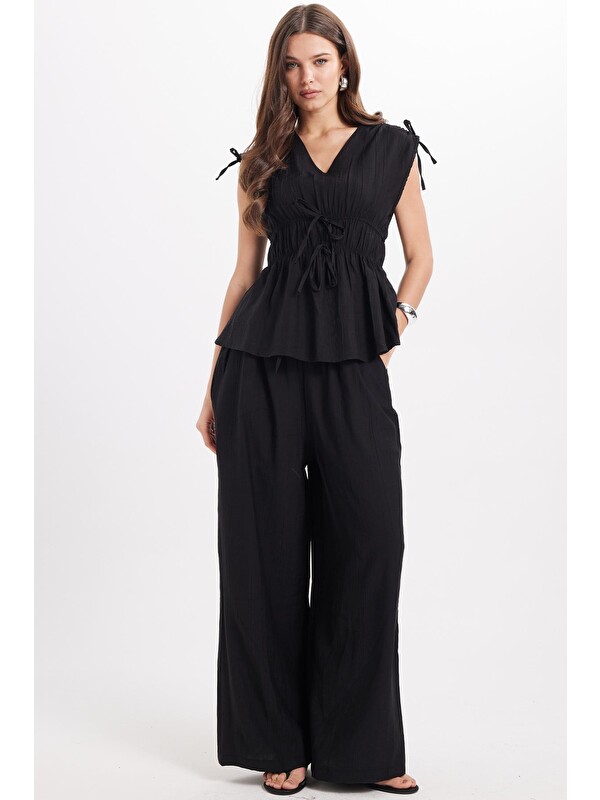 TUDORS Kadın Standart Fit Normal Kesim V Yaka Beli Büzgülü Bağcıklı Bluz Geniş Paça Siyah Pantolon Takım