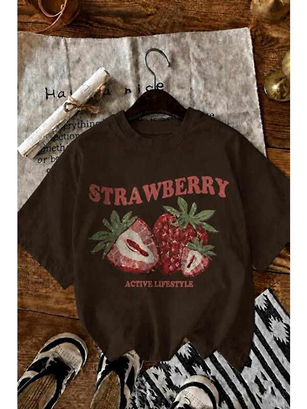 Oksit Strawberry Active Lifestyle Bisiklet Yaka Eskitme Baskılı Rahat Kesim Tişört