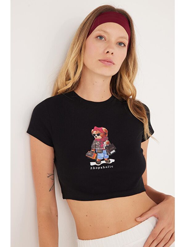 TUDORS Kadın Slim Fit Dar Kesim %100 Pamuk Bisiklet Yaka Baskılı Siyah Crop Tişört
