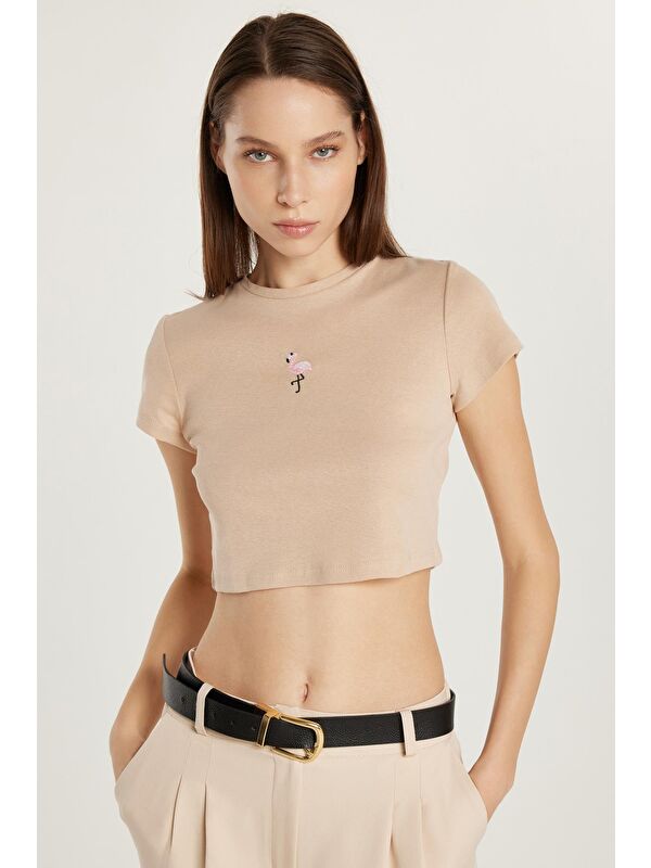 TUDORS Kadın Slim Fit Dar Kesim %100 Pamuk Bisiklet Yaka Baskılı Bej Crop Tişört