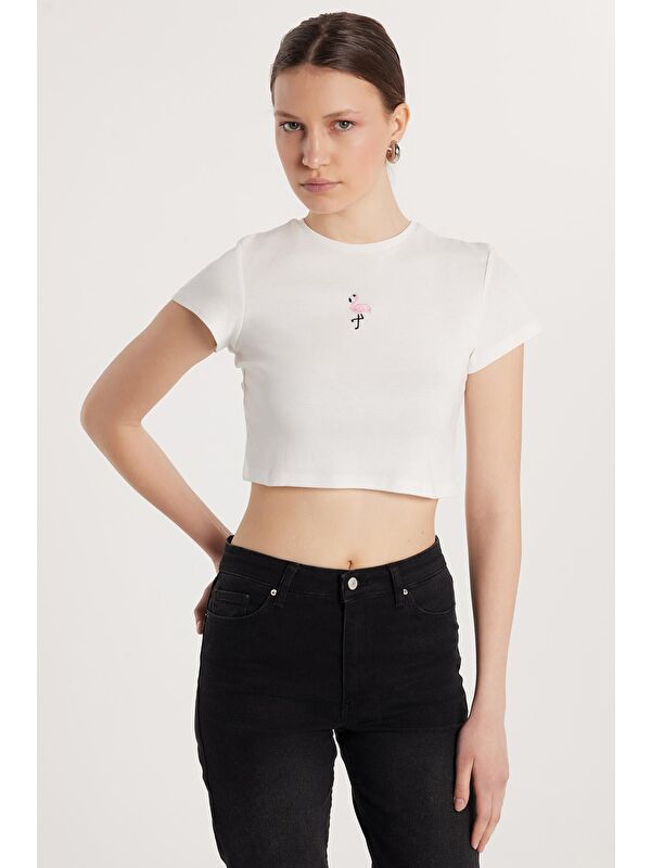 TUDORS Kadın Slim Fit Dar Kesim %100 Pamuk Bisiklet Yaka Baskılı Beyaz Crop Tişört