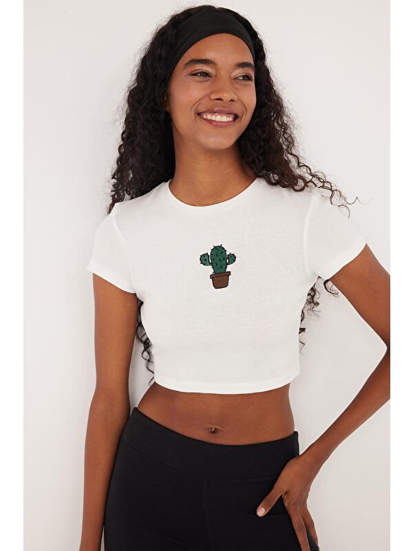 TUDORS Kadın Slim Fit Dar Kesim %100 Pamuk Bisiklet Yaka Baskılı Beyaz Crop Tişört
