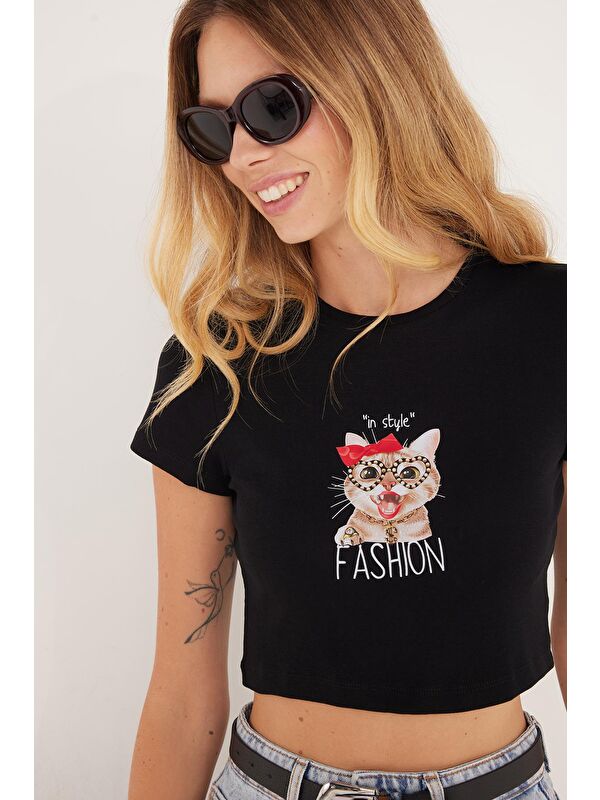 TUDORS Kadın Slim Fit Dar Kesim %100 Pamuk Bisiklet Yaka Baskılı Siyah Crop Tişört