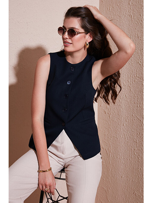 Lela Regular Fit Bisiklet Yaka Kolsuz Düğmeli Basic Kadın Bluz Yelek 65200004