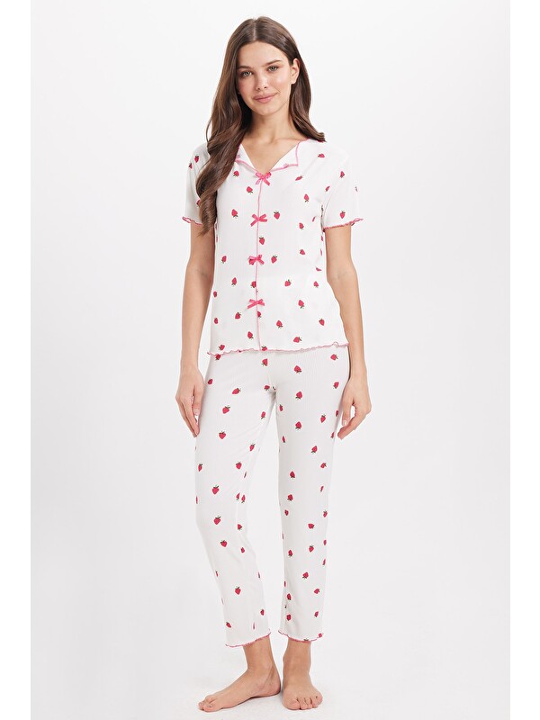 TUDORS Kadın Standart Fit Normal Kesim Fitilli Görünüm Fiyonk Detaylı Kısa Kol Baskılı Ekru Pijama Takımı
