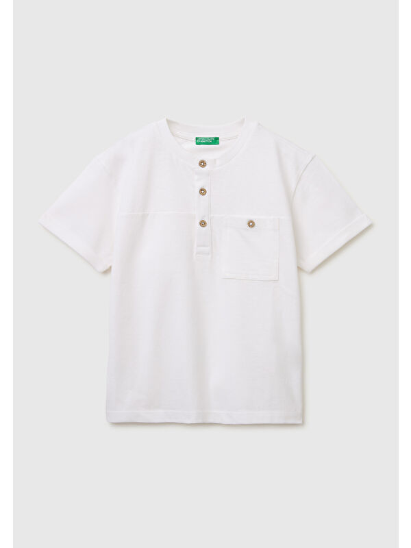 United Colors Of Benetton Erkek Çocuk Beyaz Logo İşlemeli Düğmeli Cep Detaylı Henley Yaka T-Shirt