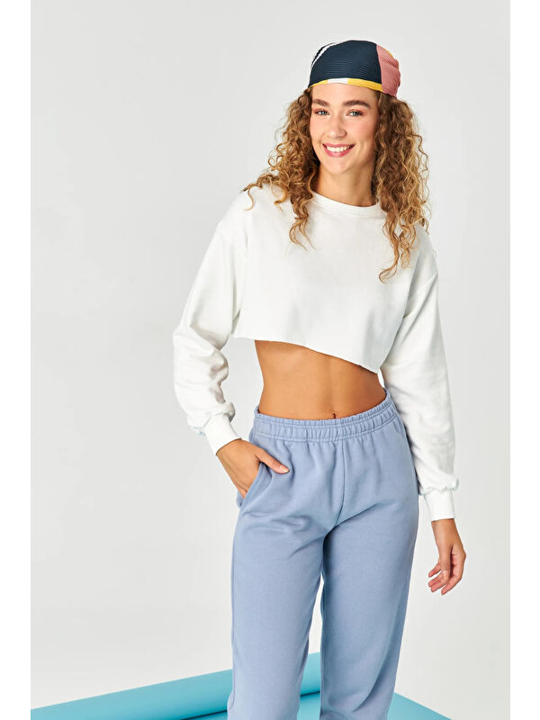 Hazelin Kadın Beyaz Basic Bisiklet Yaka Uzun Kollu Crop Sweatshirt HZL24W-ZK11351