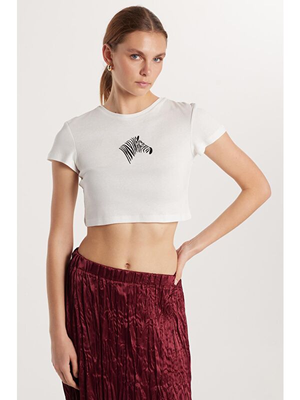 TUDORS Kadın Slim Fit Dar Kesim %100 Pamuk Bisiklet Yaka Baskılı Beyaz Crop Tişört