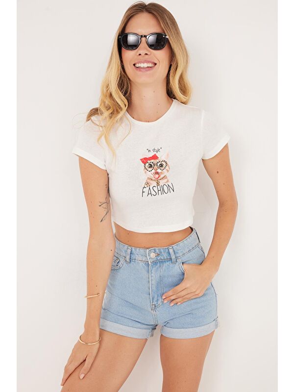 TUDORS Kadın Slim Fit Dar Kesim %100 Pamuk Bisiklet Yaka Baskılı Beyaz Crop Tişört