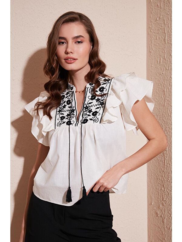 Lela Pamuklu Regular Fit Nakış İşlemeli Bluz 611Bz0253