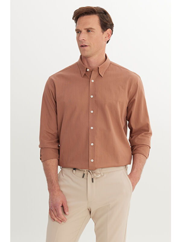 AC&Co / Altınyıldız Classics Erkek Kahverengi Comfort Fit Rahat Kesim Gizli Düğme Yaka %100 Pamuk Flamlı Gömlek