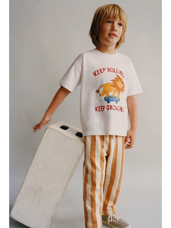 Magu Erkek Çocuk Pamuklu Beyaz Aslan Baskılı T-Shirt Takım - Çizgili Pantolonlu 2'Li Set