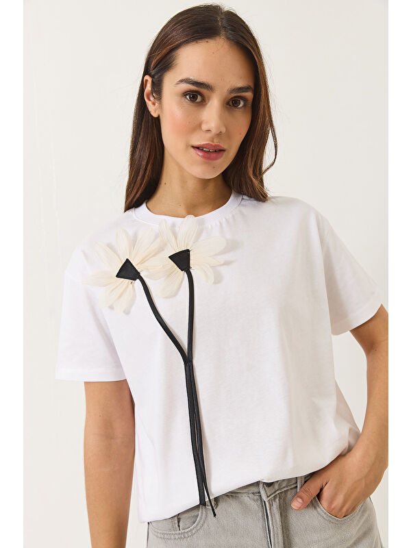 SHADE Kadın Papatya Aksesuarlı Kısa Kollu Pamuklu T-Shirt