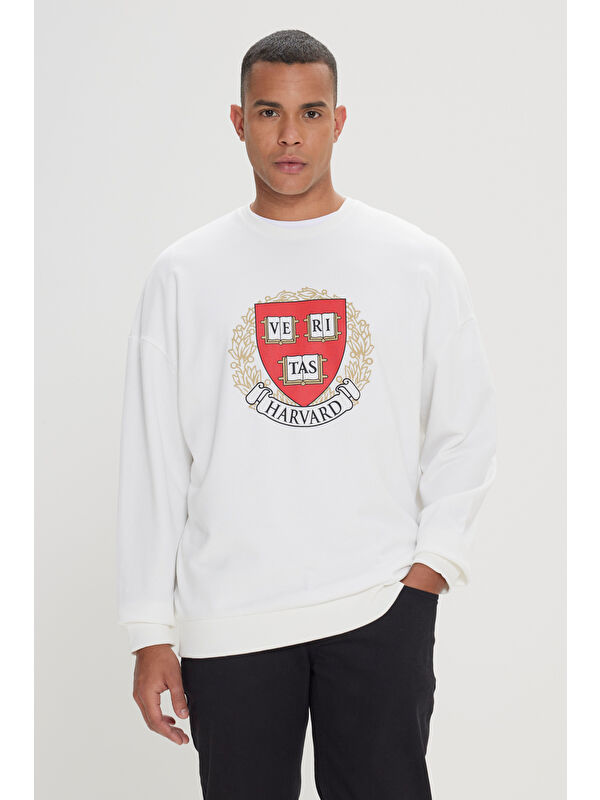 AC&Co / Altınyıldız Classics Erkek Ekru Oversize Fit Bol Kesim Harvard Lisanslı 3 İplik Pamuklu Bisiklet Yaka Sweatshirt