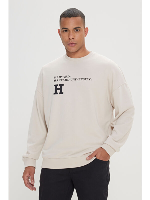 AC&Co / Altınyıldız Classics Erkek Açık Bej Oversize Fit Bol Kesim Harvard Lisanslı 3 İplik Pamuklu Bisiklet Yaka Sweatshirt