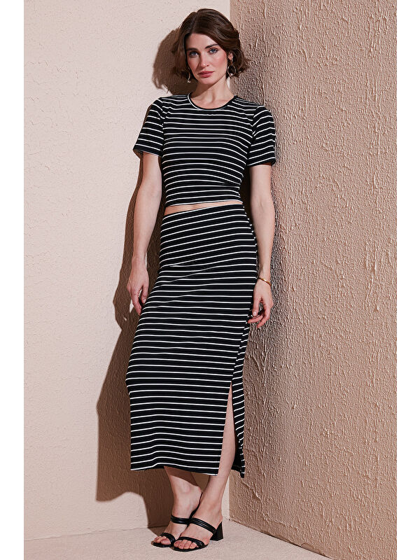 Lela Çizgili Slim Fit Bisiklet Yaka Yırtmaçlı Midi Boy Etekli Crop Takım 5866132